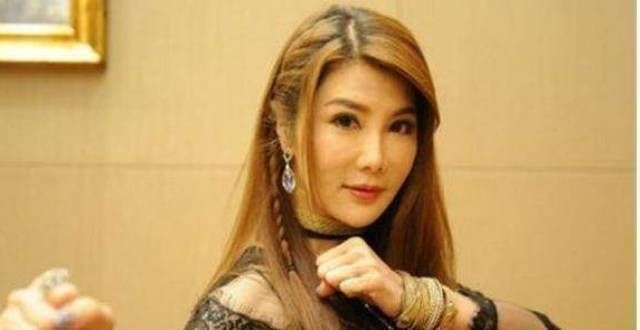 一代武打女星，成龙洪金宝李连杰抢着和她合作，今50岁像18岁