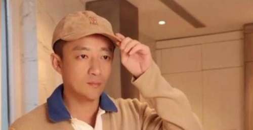 懒理离婚传闻？张兰穿百元卫衣豪宅直播蒸花卷，汪小菲现身疲态