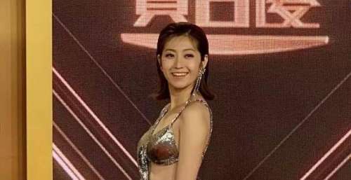 陈自瑶“独自”美丽TVB台庆红毯，王浩信挽蔡思贝