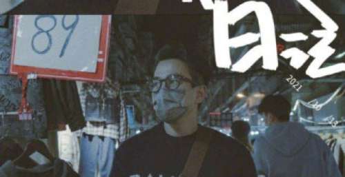 47岁刘恺威罕见现身 独自逛夜市丝毫不在意路人围观