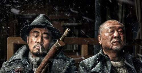单从影片的质感上来说，《铁道英雄》完虐《长津湖》！