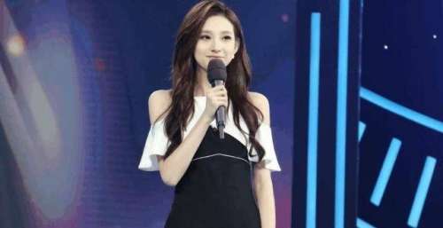 央视“最美主持”：T台走秀泳裤脱落，淡定回怼网友：谁爱看谁看