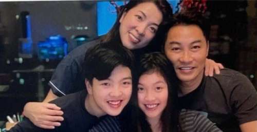 谭耀文晒全家福，妻子气质好子女颜值高，一家四口紧紧相拥太温馨