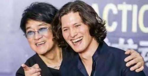 周华健一家人的“易老基因”：夫妻同框似母子，父子合影如兄弟
