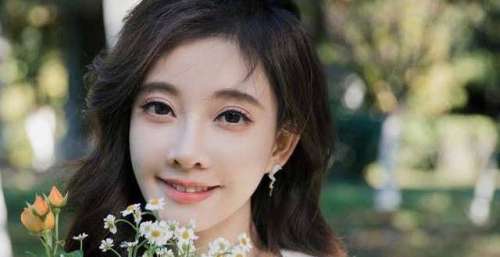 冯提莫现场带来《自己》，唱功精湛获赞，新专辑签唱会人气火爆