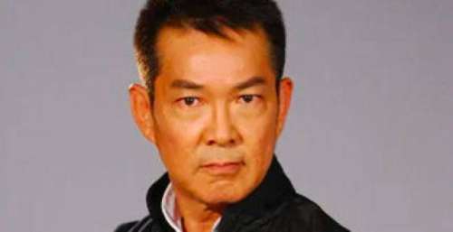 武打巨星元彪曝近况，64岁仍有肌肉留胡子气质佳，晚年生活太潇洒