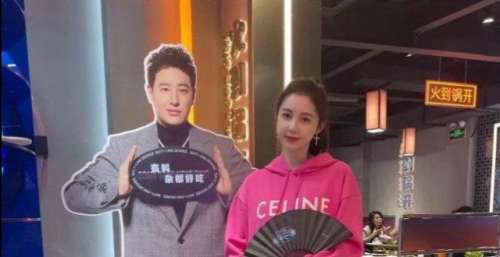 潘玮柏夫妇甜蜜同框画面遭朋友曝光，宣云全程用饮料陪老公敬酒