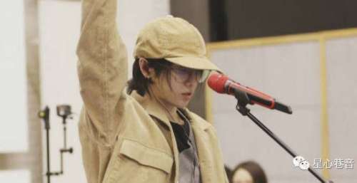莫文蔚曾形容她与华晨宇就是：曲如缘分