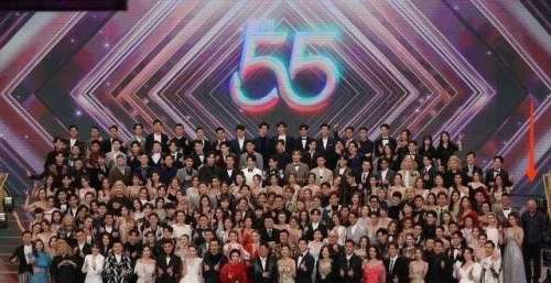 tvb老戏骨李家鼎合影站最边，全场穿着最简单，低头不笑让人心酸