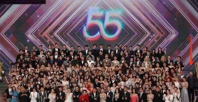 tvb老戏骨李家鼎合影站最边，全场穿着最简单，低头不笑让人心酸