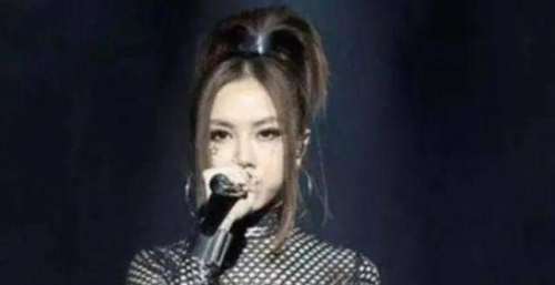 以为自己很红，跑到国外去开演唱会，谁知没人看，无奈送票占座