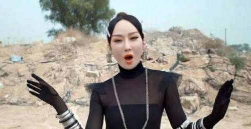 有人反拿话筒唱完整首歌，歌手治理如何？今年是转折点