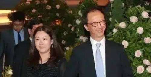 他为了让41岁的妻子拼四胎，他花100亿买下亚洲最奢华的大医院