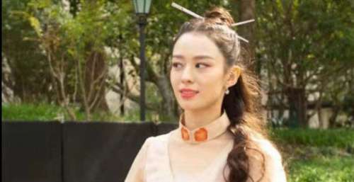 吉娜出席活动被抓拍，对者挥手引起热议，网友：真正的巨星