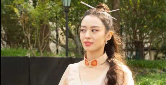 吉娜出席活动被抓拍，对者挥手引起热议，网友：真正的巨星