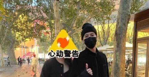 偶遇热心市民王嘉尔上街溜达，颜颜值依旧很顶，网友：嘉尔太帅了
