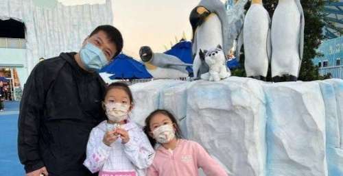 钱嘉乐汤盈盈放假陪两位女儿去主题公园游玩 一家四口拍温馨全家福