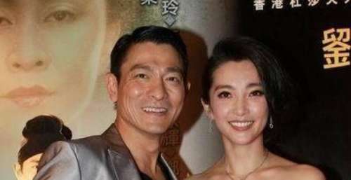 刘德华和谁合影都是微笑！唯独在她面前，连“天王的形象”都不顾了