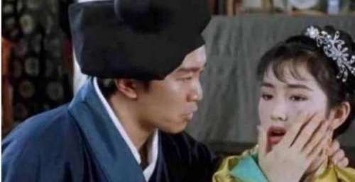 周星驰《唐伯虎点秋香》这些穿帮，播了25年才发现，但它依旧经典