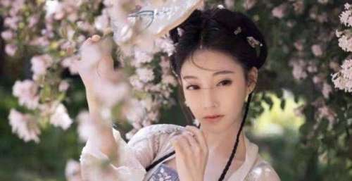 冯提莫在综艺节目吐心声，一路虽坎坷却也很幸运，直言感谢粉丝