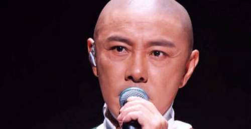 台下把人逗乐，台上把人逗哭，56岁“光头男神”张卫健让人太意外