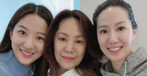 甄子丹妻子罕晒四代同堂合影，92岁外婆精神好，一家六口长相相似