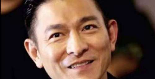 60岁刘德华后台啃玉米接地气，打扮朴素身材瘦削，脚踝比手腕还细