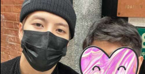 王嘉尔在上海逛街被偶遇，打扮时尚帅气十足，与路人合影好温柔