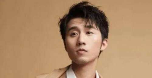 《万万》系列播出八年，配角凭借电影《扬名立万》一鸣惊人，主角沉寂