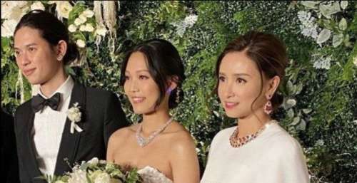 54岁吴婉芳与张学友搂腰合照，穿白色晚装很优雅，两人以兄妹相称
