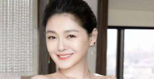 心情不佳？大S被曝离婚后独自外出，酒店里豪饮疑似借酒消愁
