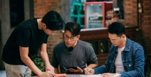 陈小春张智霖“拜师”学做菜，《大湾仔的夜》开启正式营业新篇章