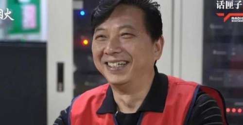 “我白天工作像头牛，晚上是王子！”上海爷叔在大卖场当DJ