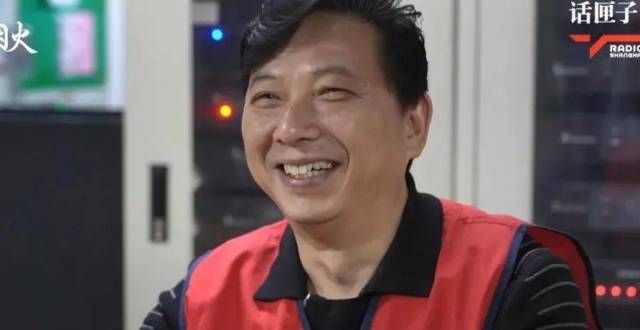 “我白天工作像头牛，晚上是王子！”上海爷叔在大卖场当DJ