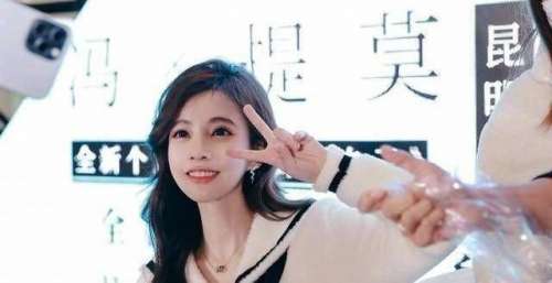 冯提莫昆明签售会完美收官，与粉丝的现场互动太有爱了！