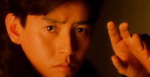 71岁谭咏麟被曝出轨小48岁的粉丝，应采儿点赞了锤他的微博