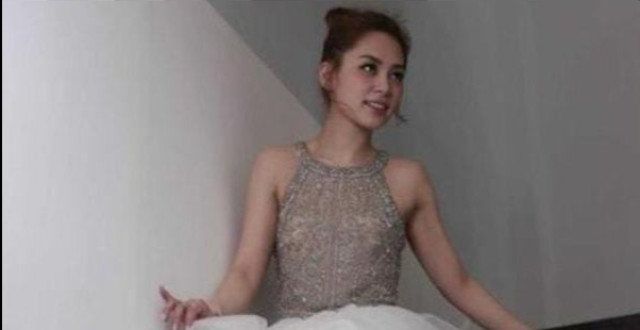 阿娇的“楼道大片”火了，穿纱裙不惧怕显身材，光脚出镜惹争议