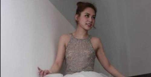 阿娇的“楼道大片”火了，穿纱裙不惧怕显身材，光脚出镜惹争议