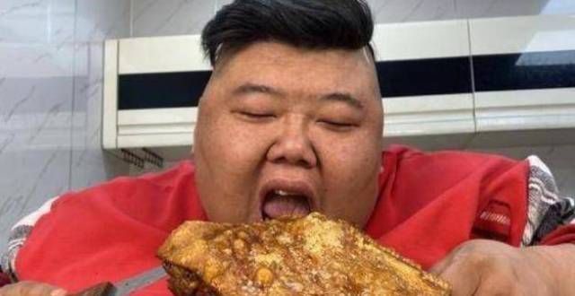 胖猴仔已口齿不清，承认用生命拍视频，助理爆料家里备3台呼吸机