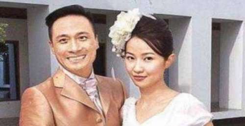 吴镇宇妻子50岁生日，儿子费曼亲吻送祝福，晒妈妈旧照太惊艳