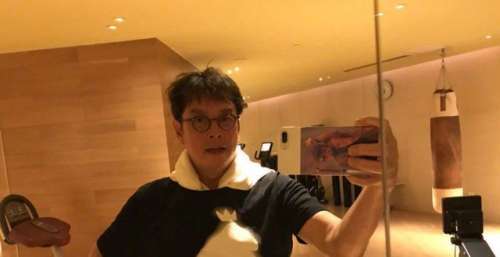 71岁的谭咏麟被曝和女粉丝约会，女生男友愤怒曝光，比对方大四轮