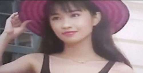吴镇宇妻子迎50岁生日，长发披肩气质佳，费曼送吻妈妈不忘黑老爸