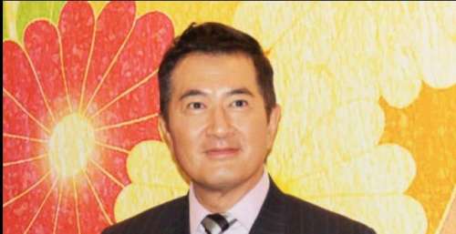 邓梓峰长女罕见脸出席活动，打扮成熟妩媚，长相与父亲相似