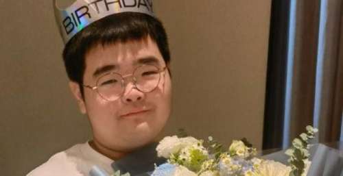 等比例长大！《乡村爱情》谢飞机近照曝光 身材壮实表情憨态可掬