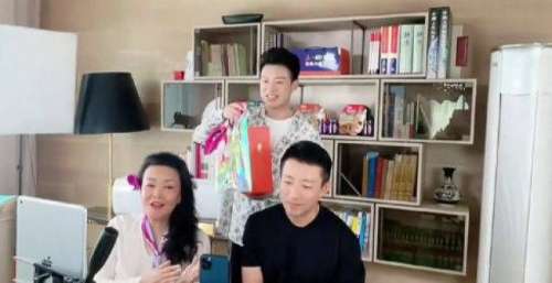 汪小菲离婚后首次直播，面尴尬身形消瘦，张兰不断设法安慰儿子