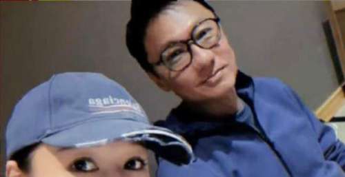 61岁林俊贤晒父女合照！女儿肤白貌美长腿抢镜，身材气质不输明星