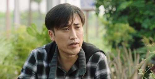 “富二代”吴云飞：赵本山的徒弟，投资吴京的电影，把金条当盆栽