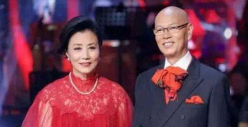 汪明荃夫妇参加同学聚会，罗家英与84岁老师合影，对方转行当演员