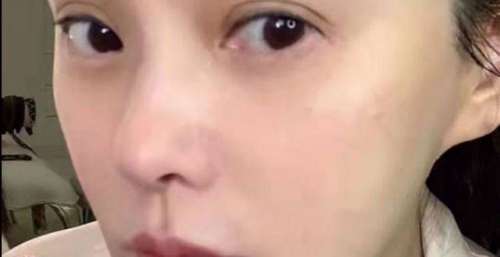 53岁伊能静晒全素颜，自夸额头部位保养得最好，没有一丝抬头纹