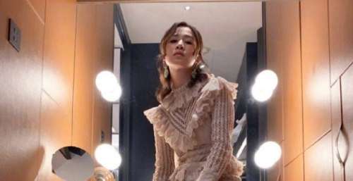 佘诗曼现身成都菜市场引围观，现场获专人撑伞，暖手袋捂手超可爱